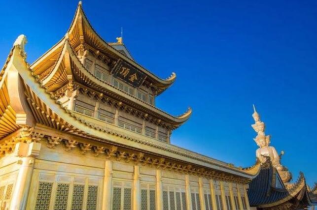 峨眉山金頂金佛，充滿神奇的地方