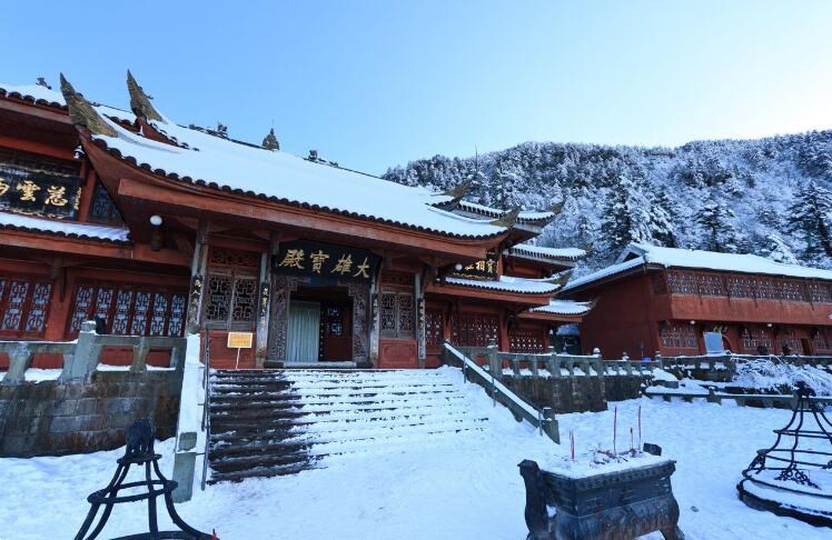 峨眉山接引殿，懷著虔誠來祈福