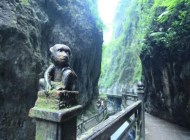 峨眉山一線天,驚險又刺激