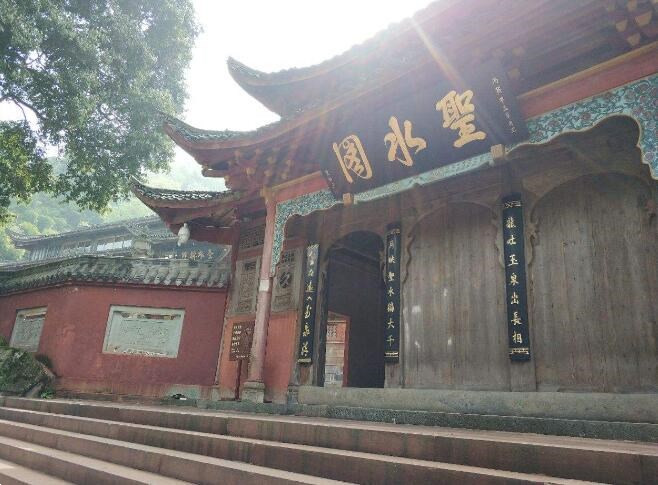 游峨眉山圣水禪院，感受佛教文化
